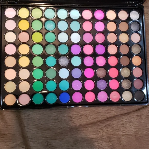 88 Luxury Eyeshadow Palette NWT Cruelty Free!